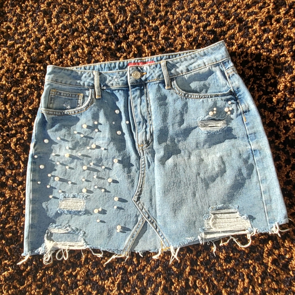 GUESS - PEARED DISTRESS JEAN SKIRT